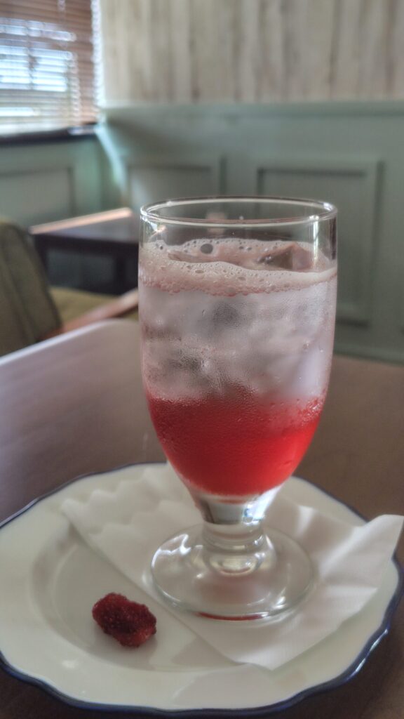 お店で手作りした苺シロップのソーダ割り
一緒に作ったドライ苺と一緒にお楽しみください