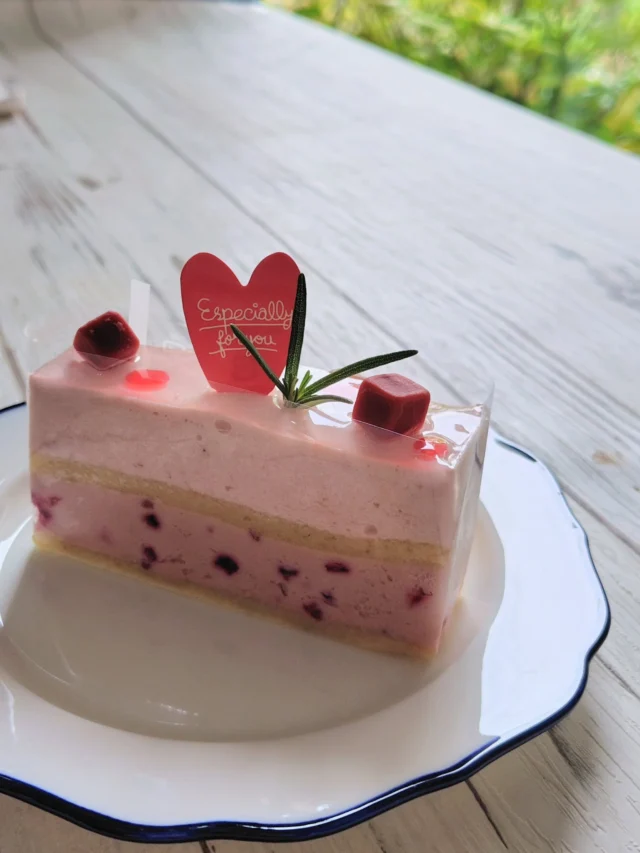 【New！】フレーズ
苺のムースと柔らかな苺ガナッシュのケーキ

モントル唯一のムース系ケーキ
ある意味レアな子です

柔らかく滑らかな食感を楽しむムース
うちはあまりムースが売れないけど
この子だけは変わらず毎年作ってます

3枚目の写真は、AIで加工してもらったもの
このさりげない文字入れって
音痴な私には難しいんだな

だいたい初夏まで作ります

よかったらお試しくださいね

【4月のお休み】
6.7日(月火)、13.14(月火)、 
20.21日(月火)、27.28日(月火)

【5月のお休み】
4日(月)、11.12(月火)、 
18-21日(月-木)、25.26日(月火)

パティスリー  モントル

国道1号線 ニトリ安城店道向かい

tell 0566-97-5031
open 10:30-19:00

カフェスペースの時間貸しも承ります
詳しくはお問い合わせください

close  月火

Instagram:@montre.anjo