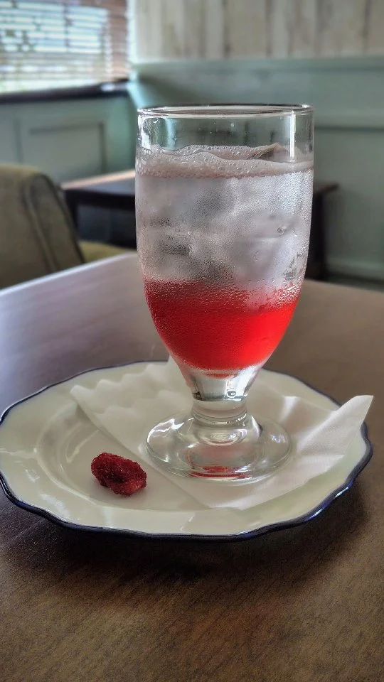 【カフェ　限定メニュー】
いちごのソーダ

自家製いちごシロップを炭酸で割った
爽やかなソーダ

自家製ドライいちごを添えて

お久しぶりの限定メニュー
気になる方はお早めに

飽きたら終わります🍓