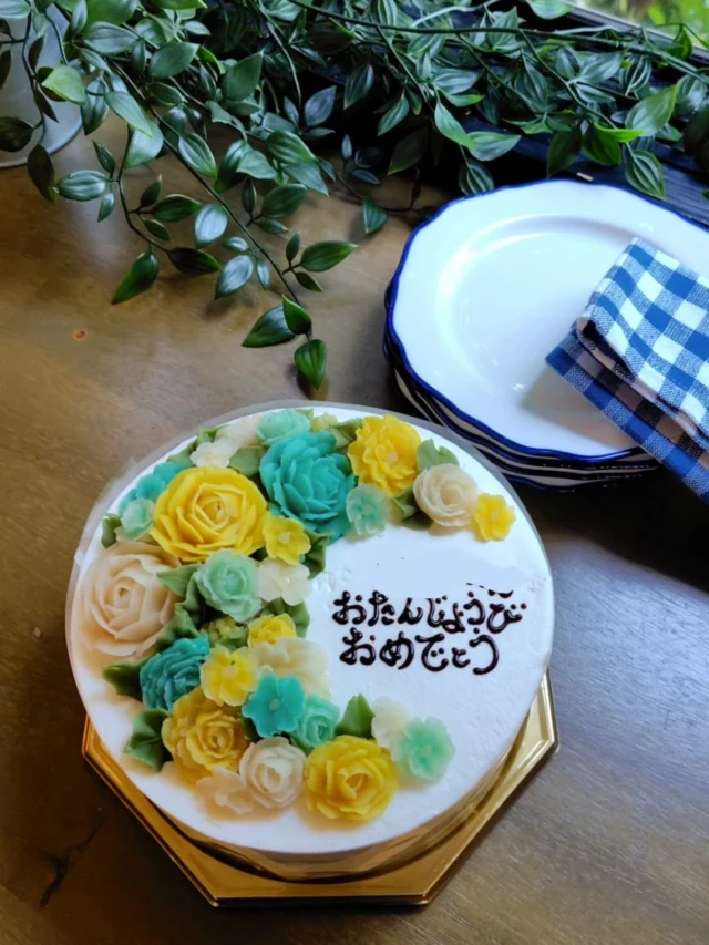 あんフラワーデコレーション

一昨年、お任せいただいた
あんフラワーデコレーション
今年も、とリピートのご予約いただきました

色付けした白あんで作った花を
たくさんデコレーションに載せていきます

ご注文いただいたお客様から
「白あん+生クリームに警戒してたけど
　案外、イケました」と感想をいただきました

１回だけでなくリピートしていただけて
とても嬉しかったな

嬉しすぎて花をたくさん作っちゃったせいか
ケーキに乗せてみたらモリッモリ！

お持ち帰りが難しくなってしまうから
盛り過ぎ注意でした💦

【6月のお休み】
1.2日(月)、8.9日(月火)、 15.16日(月火)
22.23日(月火)、26日(金)、29.30日(月火)

パティスリー  モントル

国道1号線 ニトリ安城店道向かい

tell 0566-97-5031
open 10:30-19:00

カフェスペースの時間貸しも承ります
詳しくはお問い合わせください

close  月火

Instagram:@montre.anjo