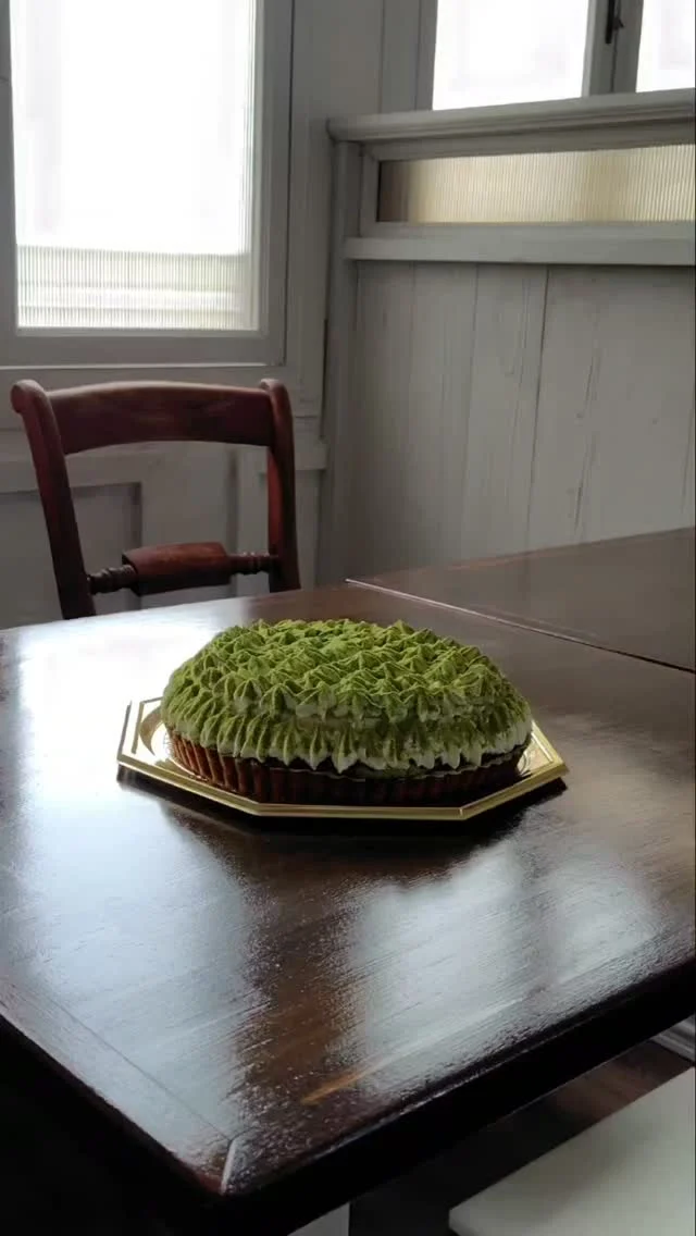 抹茶のティラミスタルト
毎年人気の抹茶のティラミスタルト

今年もショートケーキに次ぐ勢いで
お客さまに迎えていただけて
とてもありがたいです

いつもありがとうございます

時々お問い合わせをいただくのに
申し訳ないのですが
こちらは7号サイズのみになります

≡・≡・≡・≡・≡・≡・≡・≡

製造担当で2年半頑張ってくれた
スタッフが卒業しました

彼女が仕込んでくれた生地で作ったタルト、
マスカルポーネの生地を私が組み立て
オーナーが仕上げたケーキを
最終日の今日プレゼントしました

ホントはすごく引き止めたかったけど
新しい環境で頑張りたいという希望を聞いたら
何も言えなかったわ

私たち2人とも、
30半ばでこの道に入ってやってきました

早くから修行してきた方々には及ばないけど

「お客さまに喜んでいただきたい」

この気持ちは必ず伝わると信じて
私たちができることを続ける毎日です

やりたいことにチャレンジする彼女に
最大限のエールを！

でも、クリスマスに予定が空いてたら
手伝ってね😉

≡・≡・≡・≡・≡・≡・≡・≡

ということで、製造スタッフ募集中です

【8月のお休み】
3.4日(月)、10.11日(月火)、 17〜19日(月〜水)
24.25日(月火)、31日(月)

パティスリー  モントル

国道1号線 ニトリ安城店道向かい

tell 0566-97-5031
open 10:30-19:00

カフェスペースの時間貸しも承ります
詳しくはお問い合わせください

close  月火

Instagram:@montre.anjo