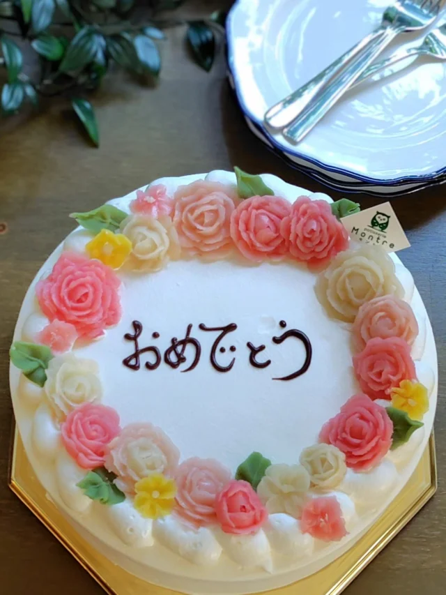 【あんフラワーデコレーション】
あんこのお花がデコレーションの上で咲いてます

リピートのお客様のご要望で
いつもは三日月の形に乗せてる花を
丸く飾ったデコレーション

初めての形だったので
どれだけ花を用意するか迷って
どうなるかとドキドキでした💦

お渡しの時の、お客様の笑顔で
正直ホッとしてたのはナイショです

おめでとうございます😊